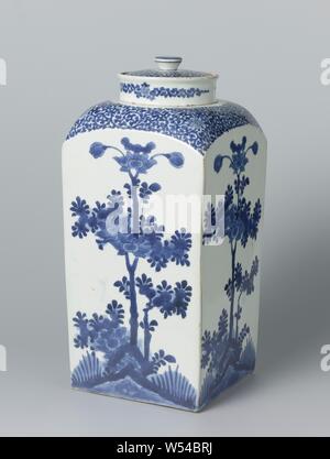 Bottiglia quadrata con cartigli e alberi in fiore nei pressi di rocce, coperchio del quadrato del vaso di porcellana dipinta in underglaze blu. Il coperchio piatto è dipinta con 'karakusa viticci' e un fiore stilizzato sul coperchio appiattita manopola. Il coperchio probabilmente non appartengono a questa bottiglia. Arita, Kakiemon in blu e bianco., anonimo, Giappone, c. 1680 - c. 1710, Edo-periodo (1600-1868), porcellana (materiale), smalto, cobalto (minerali), di vetrificazione, h 3 cm × d 8,7 cm Foto Stock