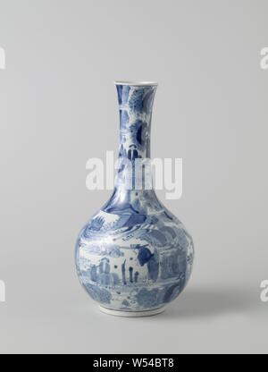 Vaso bottiglia con due paesaggi in continuo con figure, bottiglia a forma di vaso di porcellana con una pancia sferica e leggermente svasato a collo, dipinta in underglaze blu. Sul ventre di un paesaggio in continuo con gruppi di persone tra le rocce, alberi e piante: due persone sotto un ombrellone, uno che punta a qualcosa agli altri è alla ricerca di tre persone, uno con una canna da zucchero, in piedi di una persona che si piega per due persone sedute,. Sullo sfondo di una casa. Sul collo di un paesaggio in continuo con una persona seduta e due persone in piedi, uno con un banner e gli altri con una sorta di vaso. Una norma pren su Foto Stock