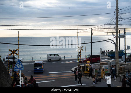 Scenario del mare scape a Kamakura, Kanagawa, Giappone, 24 dicembre 2018. Lungo la Enoden linea locale troverete Kamakura-Koko-mae station, che Foto Stock