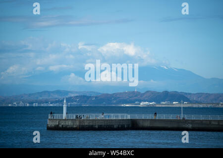 Scenario del mare scape a Kamakura, Kanagawa, Giappone, 24 dicembre 2018. Lungo la Enoden linea locale troverete Kamakura-Koko-mae station, che Foto Stock