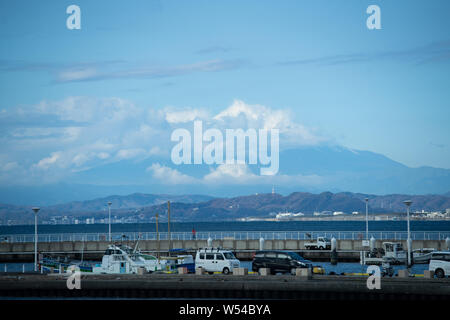 Scenario del mare scape a Kamakura, Kanagawa, Giappone, 24 dicembre 2018. Lungo la Enoden linea locale troverete Kamakura-Koko-mae station, che Foto Stock