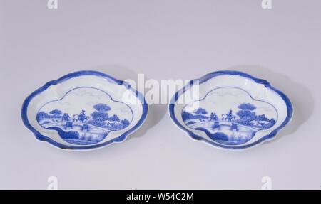 Piattino con figure su un ponte in un paesaggio di acqua con alberi e case, piattino in porcellana o in forma di quattro-pass con un rinforzo a forma di cerchio, dipinta in underglaze blu. Sul piatto un paesaggio fluviale con un cavaliere e due persone a piedi su un ponte. Sullo sfondo le case, gli alberi e le nuvole. Il bordo interno è con una fascia blu. Contrassegnato sulla parte inferiore con il sei-marchio di caratteri dell'Imperatore Chenghua. Una norma pren sul fondo. Arita, blu e bianco., anonimo, Giappone, c. 1700, Edo-periodo (1600-1868), porcellana (materiale), smalto, cobalto (minerali), di vetrificazione, h 1,8 cm l 13 cm × w 10. Foto Stock