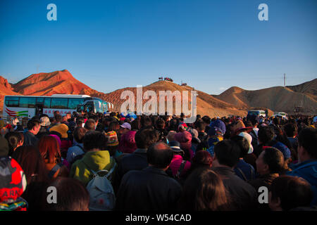 --FILE--turisti visitano i rilievi Danxia in Danxia Qicai scenic area di Danxia Zhangye rilievi parco geologico durante la durata di una settimana da nazionale Foto Stock