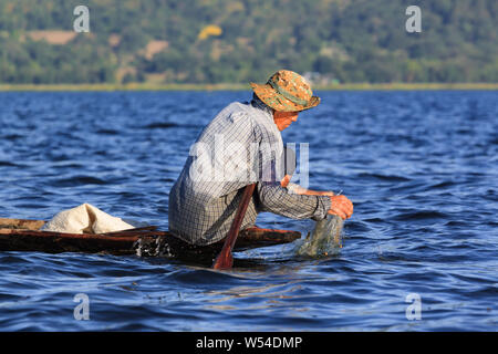 Lago Inle, Myanmar, 20 novembre 2018 - Autentico pescatori che lavorano le reti sulle acque del Lago Inle. Foto Stock