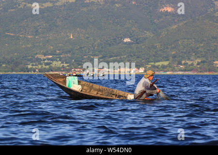 Lago Inle, Myanmar, 20 novembre 2018 - Autentico pescatori che lavorano le reti sulle acque del Lago Inle. Foto Stock