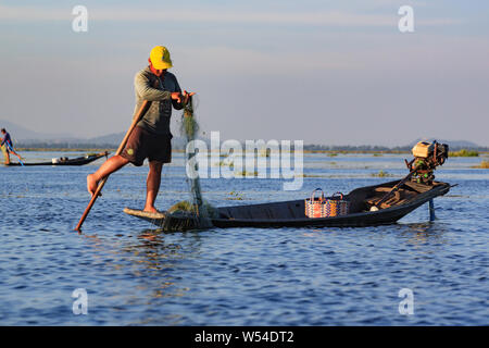 Lago Inle, Myanmar, 20 novembre 2018 - Autentico pescatori che lavorano le reti sulle acque del Lago Inle. Foto Stock