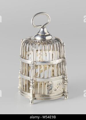 Birdcage, birdcage cilindrica con anello di supporto. Due orizzontale liscia le bande corrono intorno alla gabbia, di cui quattro verticale, barre profilate sono allegate. Queste aste formano le gambe della gabbia in corrispondenza del fondo e si estendono fino al bordo superiore della gabbia. Un uccello è seduta su un bastone nella gabbia. La gabbia presenta una piccola porta ed è contrassegnato: stk. = Amsterdam, jrl. = W (1731), mt. = Pieter van Somerwil I., Pieter van Somerwil (MI) (attribuito a), Amsterdam, 1731, argento (metallo), h 7.7 cm × d 5 cm × w 85.98 Foto Stock