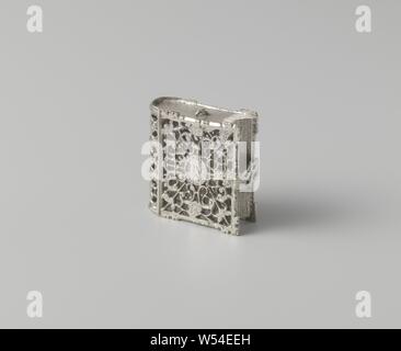 Scatola in forma di un libro, Openwork box nella forma di un libro. Un anello è fissato nella parte superiore. La piastra di scorrimento è mancante. Un openwork lato ha un medaglione centrale con le lettere H A V inciso in esso. La casella non è contrassegnata, anonimo, Paesi Bassi, c. 1650, argento (metallo), h 1,5 cm × l 3.3 cm × W 3.2 cm Foto Stock