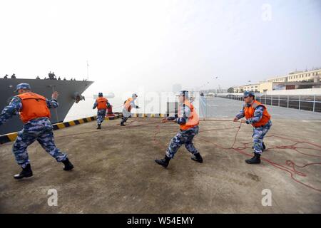 Il cacciatorpediniere ROKS Chungmugong Yi Sun-sin (DDH-975) Corea del sud la Marina arriva a un porto militare in Cina a Shanghai, 14 gennaio 2019. Due navi o Foto Stock