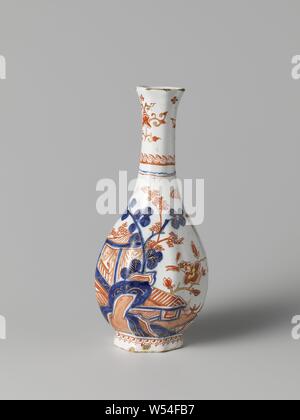 Coppia di vasi portafiori, un vaso di ceramica Faenza. Verniciato multicolore ornamento derivata da forme vegetali, anonimo, Delft, c. 1700 - c. 1715, h 18.7 cm × d 7.0 cm Foto Stock