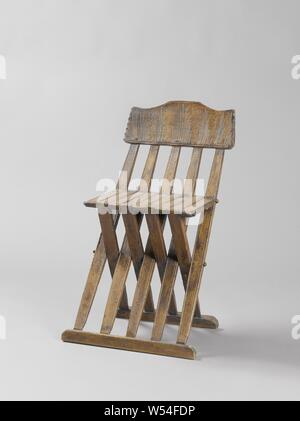 In legno di faggio sedia pieghevole, con cinque stecche in retro e nove in sede. La soglia superiore del retro mostra un semplice intaglio decorazione con un segato-alto standing giglio stilizzato in medio., anonimo, Italia, 1500 - 1600, il legno (materiale vegetale), Faggio (legno), h 75 cm × W 40 cm × d 45 cm h 45,5 cm × d 24 cm Foto Stock