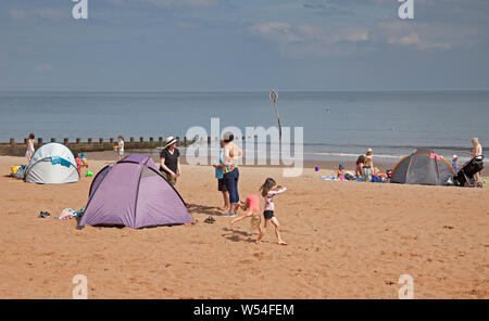 Portobello Beach, Edimburgo, Scozia, Regno Unito. Il 26 luglio 2019. 22 gradi con occasionali magie di sole nebuloso. Persone di tutte le età godere della calda estate meteo. Foto Stock