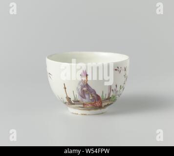 Orecchio Headless, multicolore e dipinta con quinois e allentato spray flower lungo i bordi, testa, dipinte con chinoiseries e spray di fiori lungo i bordi. Contrassegnato con due spade incrociate e tre sfere in underglaze blu., Weesper porseleinfabriek, Weesp, c. 1765 - c. 1770, porcellana (materiale), h 5 cm d 14 cm Foto Stock