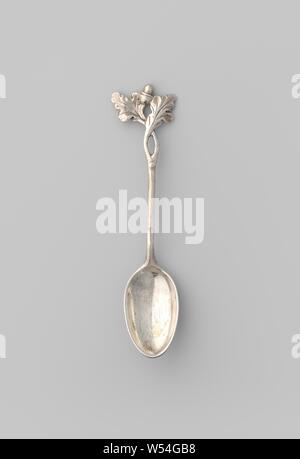Cucchiaio di confettura con ciotola ovale e stelo terminante in foglie di quercia, Cucchiaio appartenenti a vasetti di senape (15739a, b). Scoop ovale e un gambo che termina in due piani sovrapposti di foglie di quercia con acorn tra loro. Marca: Amsterdam, Maker's Mark C.B. (Attribuito a Caspar Binkering). Numerate A e B., anonimo, Amsterdam, 1779, argento (metallo), l 10,5 cm w 2.1 cm w 14 Foto Stock