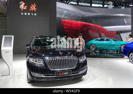 --FILE--un Hongqi (bandiera rossa) H7 è sul display durante la Shanghai Pudong International Automotive Exhibition 2018 a Shanghai in Cina, 28 Settembre 2018 Foto Stock