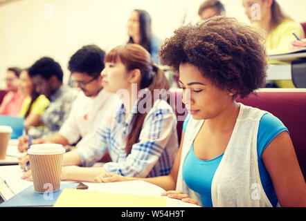 Gruppo di studenti con caffè iscritto sulla lezione Foto Stock