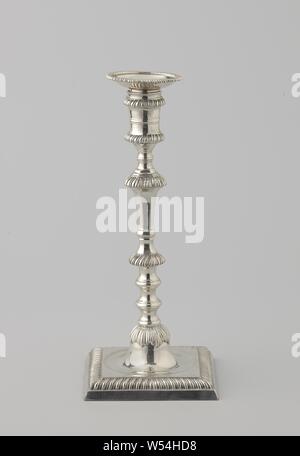 Candelabro Candelabro in argento, con base quadrata e balaustra-tronco. La candela titolare ha due bordi rigati e a separare il grasso trappola., Ebenezer Coker, London, 1769, argento (metallo), h 25.5 cm × l 11.0 cm × w 11.0 cm × W 584 Foto Stock