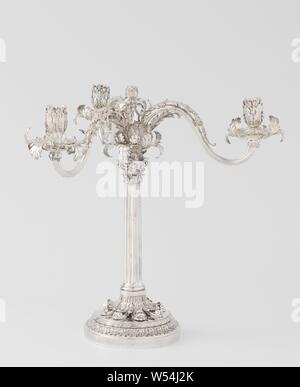 Coppia di candelabri, Candelabro con tre bracci, decorato con foglie di acanto, i candelabri consistono di un candelabro, rotonde in sezione trasversale, e di un attacco con tre bracci. Appoggia il piede sul rettilineo-parete di base. Un profilo ojive adornata con foglie di acanto e sopra di esso un profilo di sfera adornata con fasces circondata da una piastra piana, su cui otto volumi adornata con foglie di acanto sono disposte radialmente. Essi portano una curva hollowly rosette fatta di foglie di acanto, che è sormontato da una fascia liscia. Il tronco colonnare aumenta al di sopra di esso, con una forma convessa arcuata di base, un albero scanalato Foto Stock