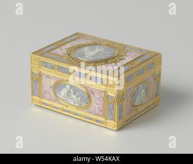 Il tabacco da fiuto box di oro, rettangolare, con decori a smalto sul coperchio e sulle pareti delle ninfe danzanti con Amors, rettangolare gold box. Sul coperchio in un ovale smaltato a dancing ninfa con Amor in grisaille. Gli altri lati sono decorate di conseguenza., anonimo, c. 1890 - c. 1910, oro (metallo), h 4 cm × W 7.6 cm × d 5,9 cm Foto Stock