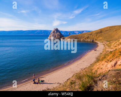 Shamanka Rock, Cape Burkhan, Olkhon Island, il lago Baikal, Siberia, Russia Foto Stock