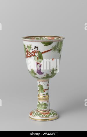 Coppia di calici Cup coppa sullo stelo, dipinta in multi-colore con un giardino con figure, dopo il cinese esempio sagomato a campana coppa di multi-colore oro, e Pearl Luster porcellana dipinta. La tazza ha uno stelo cilindrico e un piede curvo. Sulla buona tazza di tè un giardino è rappresentato in cui una recinzione e un muro per cui due donne cinesi e una donna con un bambino. Sul tronco di un ragazzo giocando con un aquilone (?) tra rocce e fiori è illustrato e sul piede e l'interno dell'orlo di bocca metà rosette e foglie di vite. Il bicchiere non è contrassegnato., Meissener Porzellan Manufaktur, Meissen, c. 1725, porcellana Foto Stock