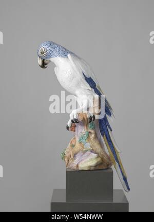 Blue Macaw, figura di porcellana dipinta. La figura rappresenta un pappagallo (macaw) seduto su un moncone con foglie. Il pappagallo è un blu squamosa del collo e della testa e di un corpo bianco. La coda e le estremità delle ali sono dipinte di blu, giallo e bianco. Sotto la gamba destra è un ramo con ciliegie. La figura non è segnata, uccelli ornamentali: Parrot, Meissener Porzellan Manufaktur, Meissen, 1731, porcellana (materiale), h 82.0 cm h 69,5 cm w 51,0 cm × d 32,5 cm w 22,5 cm × d 28,0 cm, 16,6 kg Foto Stock