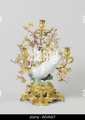 Due candelabri Swan multicolore di porcellana dipinta nel telaio di bronzo, Swan di porcellana policroma, su una base di plastica con decorazione in foglia in blu, verde e giallo. Il cigno ha un anello di bronzo dorato attorno al collo. Il cigno è collocato in un bronzo dorato cornice in stile rococò, nella forma di un albero con foglie e fiori di porcellana in blu, arancio-rosso, verde, giallo, rosa, viola e marrone. Il cigno è contrassegnato, uccelli acquatici: Swan, fiori: rose, ornamento derivata da forme vegetali, anonimo, c. 1748 e/o c. 1750, porcellana (materiale), bronzo (metallo), doratura (materiale), doratura, h 42,5 Foto Stock