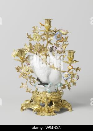 Due candelabri Swan multicolore di porcellana dipinta nel telaio di bronzo due candelabri, Swan di porcellana policroma, su una base di plastica con decorazione in foglia in blu, verde e giallo. Il cigno ha un anello di bronzo dorato attorno al collo. Il cigno è collocato in un bronzo dorato cornice in stile rococò, nella forma di un albero con foglie e fiori di porcellana in blu, arancio-rosso, verde, giallo, rosa, viola e marrone. Il cigno è contrassegnato, uccelli acquatici: Swan, fiori: rose, ornamento derivata da forme vegetali, anonimo, c. 1748 e/o c. 1750, porcellana (materiale), bronzo (metallo), vernice (rivestimento Foto Stock