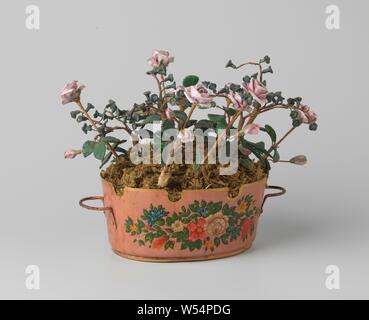 Vaso di fiori, fioriera di métal Peint con rose e dimenticare-me-poveri. Il recipiente di forma ovale con bordo dentellato visualizza un ciuffo di fiori in blu, bianco, rosso e arancione sul box-rosa salmone tra il legno di bosso foglie di palmo. Liscio maniglie semicircolari sono previsti sul lato. Fake steli di ferro sono bloccati in finto moss, con undici lilla-le rose rosa e boccioli e quattro rami tripla con dark green-blue dimenticare-me-poveri. Innumerevoli carta verniciata (?) foglie., anonimo, Francia, c. 1790 - c. 1800, porcellana (materiale), metallo, carta, h 9 cm × W 19 cm Foto Stock