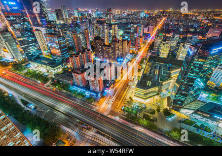 --FILE--una vista notturna del Central Business District (CBD) con strade trafficate con le masse dei veicoli e dei grattacieli e edifici ad alta a Pechino Foto Stock