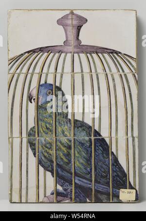 Pannello di piastrelle con pappagallo in gabbia, pannello di piastrelle di sei piastrelle (3 x 2) con un multicolore (blu, verde, giallo e viola) parrot in una gabbia. Parrot e della gabbia sono parzialmente tagliata. Essa dovrebbe essere completamente sedici piastrelle., anonimo, Paesi Bassi, c. 1730 - c. 1770, terraglia, stagno smalto, h 39 cm × W 26 cm × d 2 cm Foto Stock