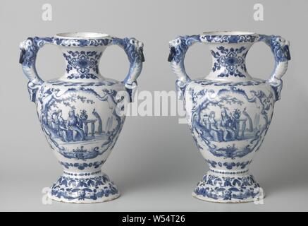 Coppia di vasi portafiori dipinto con due donne in un giardino e una donna con un corno di abbondanza, Vaso di faience, ornamento, esseri ibridi, umana e animale mescolati moduli, giardino, "Cornucopia", Corno di abbondanza, uccelli ornamentali: PEACOCK, Het Jonge Moriaanshooft (attribuito a), Delft, c. 1685 - c. 1690, h 45,5 cm Foto Stock