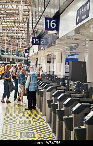 Controllo del biglietto alla stazione ferroviaria di Waterloo Foto Stock