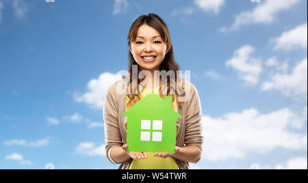 Felice donna asiatica con green house Foto Stock