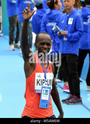 Barnabus Kiptum dal Kenya raggiunge il traguardo di uomini della Standard Chartered Hong Kong Marathon 2019 a Hong Kong, Cina, 17 febbraio 2019. Ke Foto Stock