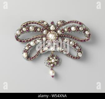 Spilla di prua, ad arco spilla di oro smaltato. Impostare sul davanti con otto serie di perle, intercalati con due rubini e quattro set di contigue di rubini. Nel centro di una grande perla. Sul retro blu, giallo e arancio fiori su fondo bianco. Con un rimorchio di belle nero e rosso si arriccia su una massa bianca., (storia di) Saturno (Cronus), Urano (Caelus), il cielo (sofferenza, sfortuna), anonimo, c. 1650 - c. 1675, oro (metallo), perla, ruby (minerale), h 7.7 cm × w 9,8 cm × t 1,8 cm Foto Stock