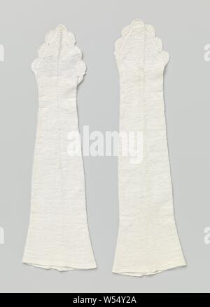 Mitaine bianca di jersey di cotone con maglia, Mitaine di tessuto a maglia di cotone bianco con il pattern di gridwork con tulip in vaso., anonimo, Paesi Bassi, c. 1800 - c. 1820, geheel, maglia, w 10 cm Foto Stock