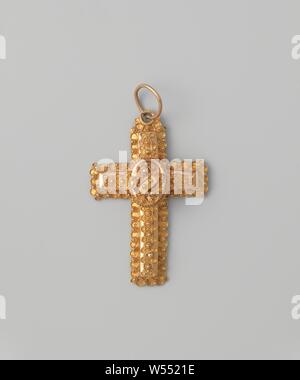 Ciondolo, formata principalmente da filigrana Zeeland nodi, pendente in oro a forma di croce. La croce premuto da sottile oro è decorato con filigrana, composta principalmente di Zeeland boccioli. Nel mezzo di un aumento di forma ovale con un a forma di S decorazione. Contrassegnato: foglie di quercia., Paesi Bassi, c. 1885 - c. 1900, oro (metallo), filigrane, h 3,8 cm × W 3.6 cm × d 0,9 cm Foto Stock