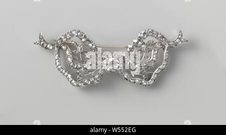 Ad arco spilla, spilla di argento con diamanti a forma di prua. Su entrambi i lati del pezzo centrale due ganci di ancoraggio ogni set con 20 diamanti. La slitta del nastro corsa attraverso il loop. Un ramoscello in ogni ciclo. Nella parte posteriore di un nuovo pin dorati, Mozes e Aäronkerk, Adrianus Steen, Amsterdam, 1784, argento (metallo), oro (metallo), il diamante (minerale), h 4.0 cm × w 9,6 cm Foto Stock