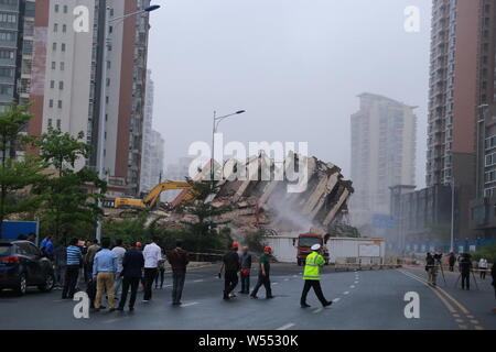 I 8 piani di casa del chiodo, che occupava il centro di una strada principale per oltre due anni, viene demolita nel centro della città di Haikou, Cina del sud della provincia di Hainan, 24 Foto Stock