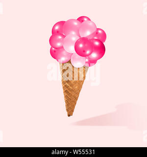 Cibo sano. Una alternativa di gelato fatto con palloncini su sfondo di corallo. Lo spazio negativo per inserire il tuo testo. Il design moderno. Arte contemporanea. Creative e concettuali collage colorato. Foto Stock