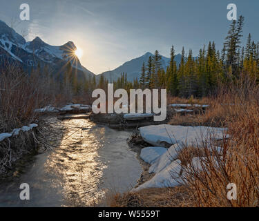 Tramonto dietro Ha Ling picco in Canmore, Alberta, Canada Foto Stock