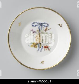 Piattino appartenente a un set per il tè con decorazione di trofei su nastri, set da tè costituito da una teiera, una tazza di zucchero, un lavandino e dodici tazzine e piattini variopinti con trofei appesi sulle centine blu. I Trofei si riferiscono alle varie professioni. Contrassegnate in nero: Amstel (il Sugar Bowl Amstel N. 805 e inciso A). Diversi segni incisi nelle tazze e piattini., Koninklijke Porseleinfabriek Dommer & Co., Nieuwer-Amstel, 1809 - in o prima di 1814, porcellana (materiale), h 2,4 cm × d 13,2 cm Foto Stock