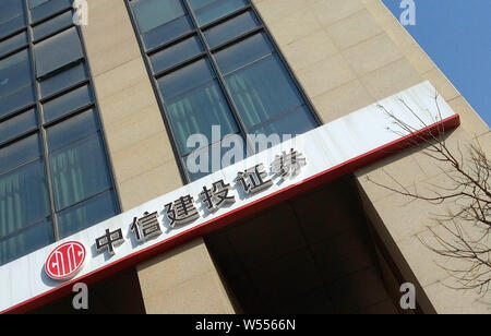 --FILE--Vista di un ramo di CITIC Securities in Ji'nan city, est della Cina di provincia di Shandong, 23 dicembre 2016. La conchiglia che ha cominciato a colpire la Cina Foto Stock