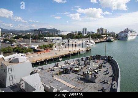 190726-N-DX072-1059 Cairns, Australia (26 luglio 2019) Il trasporto anfibio dock nave USS Green Bay (LPD 20) arriva in Cairns, Australia per una porta programmata visita, luglio 26, 2019. Green Bay, parte di Wasp Expeditionary Strike gruppo, con avviato 31 Marine Expeditionary Unit, hanno partecipato a Talisman Sabre 2019 al largo delle coste del nord Australia. Un accordo bilaterale, evento biennale, Talisman Sabre è progettato per migliorare NEGLI STATI UNITI Australia e combattere la formazione, la disponibilità e l' interoperabilità attraverso l' realistico, formazione pertinenti necessarie per mantenere la sicurezza regionale e la pace e la stabilità. (U.S. N Foto Stock