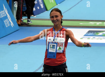 Volha Mazuronak della Bielorussia raggiunge il traguardo della donna Standard Chartered Hong Kong Marathon 2019 a Hong Kong, Cina, 17 febbraio 2019. Foto Stock
