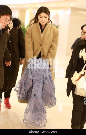 Hong Kong Cantopop cantante e attrice Kelly Chen arriva per una prova di 2019 Nuovo anno lunare cinese o Festival di Primavera di Nuovo Anno Gala del CCTV in B Foto Stock