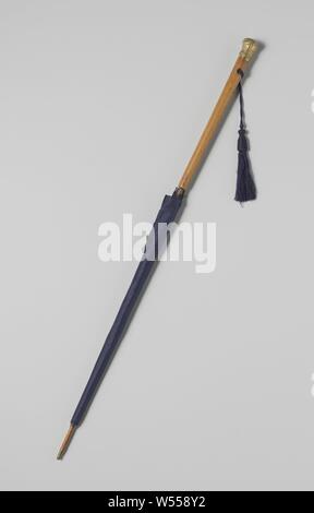 Parasol (o ombrello?) con la pianura, blu scuro silk cover e coperchio, sul marrone chiaro bastone di legno, pilotato rame dorato bud con paesaggio con amorevole giovane e tre figure mitologiche, ombrellone o ombrello (?) Con il semplice deck, blu scuro, seta con un condotto pulsante dorato e coperto con blu scuro di seta e provvisto di una spazzola e di un coperchio. Di spessore in legno marrone chiaro stick con una maniglia di forma conica con un foro ovale per il pennello. Sulla parte superiore del piatto e il lato arrotondato del pulsante a amare giovane, eventualmente Giove e Callisto. Sul perimetro che è arcuata, sono tre mitiche figure femminili, uno Foto Stock