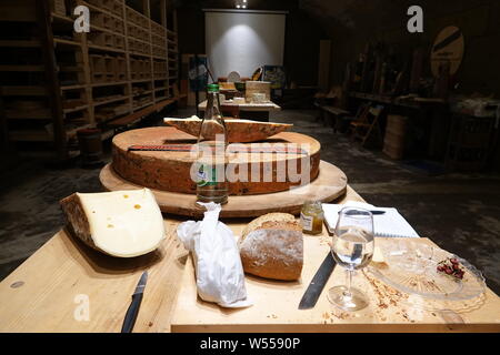 18 luglio 1997 la Svizzera, Burgdorf: il veterinario svizzero e hobby casaro Beat Wampfler ha svolto diversi tipi di musica sul formaggio nel suo formaggio warehouse in Emmental. In un primo tentativo, una università trovato effettive differenze di formaggi. I tester hanno dato il formaggio con hip-hop music i migliori marchi. (A dpa 'Hip-hop musica rende il formaggio spicier: frippery o vera scienza?") Foto: Christiane Oelrich/dpa Foto Stock