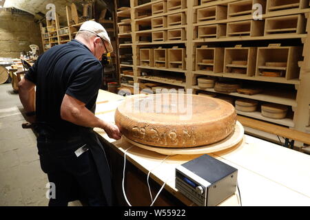 18 luglio 1997 la Svizzera, Burgdorf: il veterinario svizzero e hobby casaro Beat Wampfler nel suo formaggio in magazzino Emmental. Egli ha sonicate polpettine di formaggio con musica diversa e un collegio ha determinato in un primo tentativo di effettive differenze di formaggi. I tester hanno dato il formaggio con hip-hop music i migliori marchi. (A dpa 'Hip-hop musica rende il formaggio spicier: frippery o vera scienza?") Foto: Christiane Oelrich/dpa Foto Stock